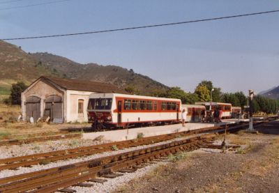 Personenzug Calvi-Bastia
Der Frühzug aus Calvi ist in Ponte Leccia eingetroffen und hat somit die Hauptstrecke Ajaccio-Bastia erreicht. Er besteht traditionell aus zwei Triebwagen der Serie X 2000, Baujahr 1975 und zwei Billard-Beiwagen aus den 30er-Jahren.
Schlüsselwörter: Chemin de fer de la Corse