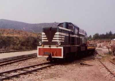 Lokomotive 404 mit Güterzug in L´Ĩle Rousse
Die 1965 gebaute Lokomotive 404 macht mit ihrem Güterzug Mittagspause in L´Ĩle Rousse. Hier enden die Nahverkehrszüge der Trains Tramways de la Balagne. Heute präsentiert sich die Maschine im neuen, blau-weißen Design. 
Schlüsselwörter: Chemin de fer de la Corse