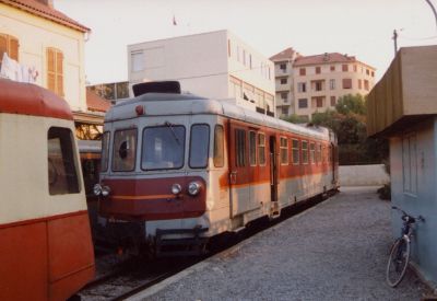 Triebwagen 207
Triebwagen 207 hat seinen Einsatz als Nahverkehrszug in der Balagne für diesen Tag beendet. Er präsentiert sich im SNCF-Design und kam vor der Beschaffung der Soulé-Triebwagen hauptsächlich auf der Hauptstrecke Ajaccio-Bastia zum Einsatz.
Schlüsselwörter: Chemin de fer de la Corse