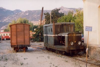 Depot Calvi
In Calvi ist die Lokomotive 114 als Verschubreserve stationiert. Sie wurde 1955 aus den Resten eines abgebrannten Billard-Triebwagens gebaut. Links ein gedeckter Güterwagen für den einstmals recht umfangreichen Lastverkehr, dahinter Triebwagen 204
Schlüsselwörter: Chemin de fer de la Corse