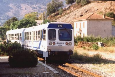 Bahnhof Vivario
Mittagszug Ajaccio - Bastia, bestehend aus einem Soulé-Triebwagen in Vivario. Von der Hauptstrecke zweigte in Casamozza die Ostküstenlinie nach Ghisonaccia bzw. Porto Vecchio ab, die nach dem 2. Weltkrieg eingestellt wurde
Schlüsselwörter: Chemin de fer de la Corse