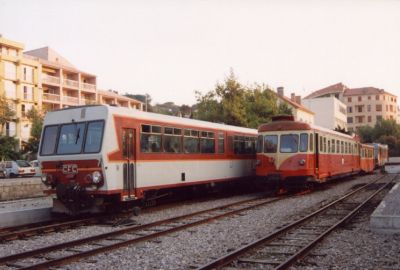 Bahnhof Calvi
Abendstimmung im Bahnhof Calvi. Links wartet der Zug nach Bastia, gezogen von einem X 2000 Triebwagen, Baujahr 1975. Rechts stehen die beiden Renault-Triebwagen 202 (mit Billard-Steuerwagen) und 207, der sich im SNCF-Design präsentiert, die als Nahverkehrszüge der Trains Tramways de la Balagne zwischen Calvi und L´Ĩle Rousse unterwegs sind
Schlüsselwörter: Chemin de fer de la Corse