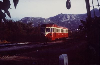 Triebwagen 202 in Calvi
In der letzten Abendsonne erreicht der Triebwagen 202 als letzter Zug des Tages der Trains Tramways de la Balagne den Bahnhof Calvi. Zum Aufnahmezeitpunkt 1984 waren die Renault-Triebwagen, Baujahr 1949 noch solo unterwegs, später wurden sie mit aus alten Billard-Triebwagen umgebauten Steuerwagen gekuppelt, um den Triebfahrzeugführer nicht dem ohne Schallschutz im Führerstand stehenden Dieselmotor aussetzen zu müssen.
Schlüsselwörter: Chemin de fer de la Corse