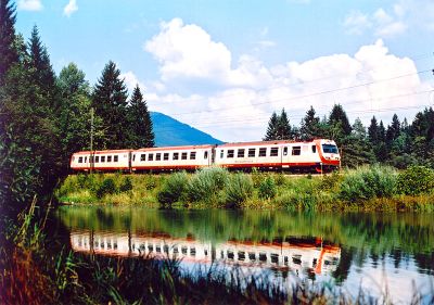 Spiegelung am Lassingstausee
Am späten Nachmittag fährt ein dreiteiliger Triebwagen der Reihe 4090, bestehend aus 6090.001+7090.001+4090.001 als Zug 6813 nächst Annaberg entlang des Lassingstausees in Richtung Mariazell. 
Schlüsselwörter: Mariazellerbahn , Lassingstausee , Wienerbruck , Annaberg , 4090 , Spiegelung