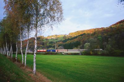 Herbst in Steinklamm
Am Morgen des Nationalfeiertags 2005 überquert "Ötscherland" soeben die Pielachbrücke bei Steinklamm.
Schlüsselwörter: Mariazellerbahn , 004 , 1099 , Steinklamm , Talstrecke , Herbst , Nationalfeiertag , Pielachbrücke