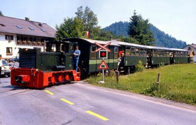 1992 war ich wieder im Bregenzerwald. Die Bahn war bereits eingestellt. Nur ein Rumpfstück wurde als Museumsbahn betrieben. In Andelsbuch hab ich die D1 mit dem Museumszug abgelichtet. So rechte Freude kam dabei aber nicht auf…
Schlüsselwörter: D1 , Bregenzerwaldbahn