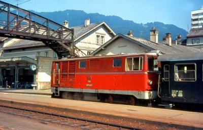 Wir beginnen unsere Fahrt natürlich in Bregenz. Die 2095.07 ist gerade mit einem Zug von Bezau angekommen. Man sieht ein Stück des alten Bahnhofsgebäudes und den Steg über die Bahnsteige Richtung See.
Schlüsselwörter: 2095 , Bregenzerwaldbahn , Bregenz