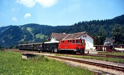 Nun sind wir in Bezau angekommen. Ich erinnere mich, daß ich mit der Aufnahme gewartet habe, bis der Lokführer mit dem Begießen seiner Lok fertig war.
Schlüsselwörter: 2095 , Bregenzerwaldbahn , Bezau