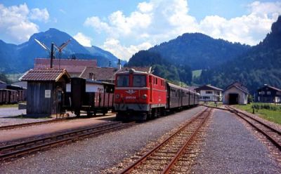 Nun sind wir in Bezau angekommen. Ich erinnere mich, daß ich mit der Aufnahme gewartet habe, bis der Lokführer mit dem Begießen seiner Lok fertig war.
Schlüsselwörter: 2095 , Bregenzerwaldbahn , Bezau