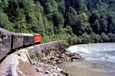 Lange Strecken führen entlang der Bregenzer Ache.
Schlüsselwörter: 2095 , Bregenzerwaldbahn