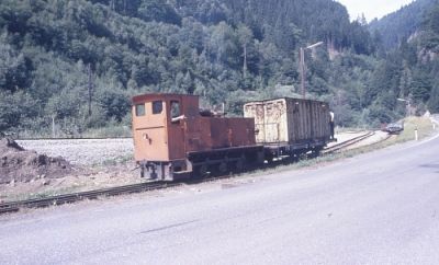 Die Firmenlok der Fa. Pengg hat viel zu tun, um die Waggons mit den Drahtrollen für den nächsten Zug zusammenstellen.
Schlüsselwörter: HF 130 , C , Pengg , Thörlerbahn