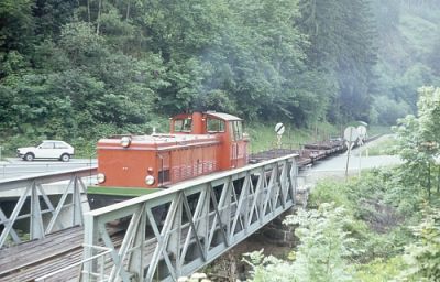 Die Strecke kreuzte mehrere Male die Bundesstraße auf unübersichtlichen Stellen. Hier zwischen Hansenhütte und Margaretenhütte.

Schlüsselwörter: VL 22 , Thörlerbahn