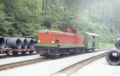 Vermutlich in Thörl entstand dieses Bild der VL22 mit einem Dienstwagen.
Schlüsselwörter: VL 22 , Thörlerbahn