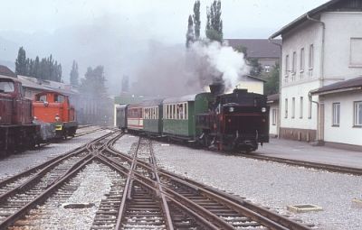 Das Bild der Einfahrt nach Kapfenberg ist wegen der sonderbaren Gleislage auch interessant. Vor allem der Übergang vom 4-Schienengleis zum 3-Schienengleis kommt mir sonderbar vor. Schmalspurloks haben hier übrigens häufig mittels Stangen Normalspurwagen verschoben.
Schlüsselwörter: U 40 , Thörlerbahn , Kapfenberg