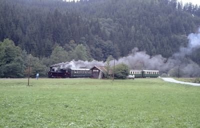 Und es gibt sogar eine Haltestelle, die damals noch immer stand! Obwohl der Personenverkehr schon 32 Jahre lang eingestellt war.

Schlüsselwörter: U 40 , Thörlerbahn , Kapfenberg