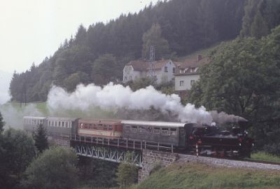 Nicht weit nach Kapfenberg wird diese hübsche Brücke überfahren.
Schlüsselwörter: U 40 , Thörlerbahn , Kapfenberg