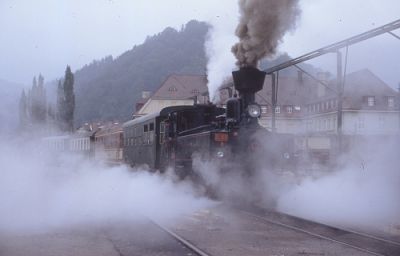 Am 14.9.1991 war es dann soweit, daß ich wieder ein Stück österreichischer Eisenbahnstrecke erstmals befahren konnte. 
Zuglok war die U40, die von 1991 bis 1992 in Kapfenberg beheimatet war. 
Heute ist sie auf der Murtalbahn. 

Bei der Ausfahrt aus Kapfenberg gab es so viel Rauch und Dampf, daß die bunt zusammengewürfelte Wagenschar kaum zu sehen ist.

Schlüsselwörter: U 40 , Thörlerbahn , Kapfenberg