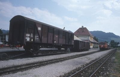 Dieses Bild zeigt etwas mehr von der Bahnhofsanlage. Es beweist auch, daß reger Güterverkehr herrschte.
Schlüsselwörter: 2095 , Krumpe , GmP , Rollwagen