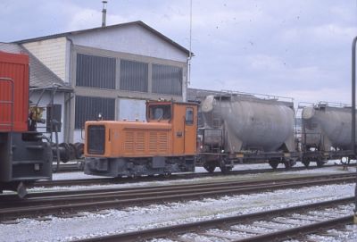 Am 17.10.2002 konnte ich in Weiz zum ersten Mal die VL8 sehen. Angeblich wurde sie von Jung gebaut und war früher Werkslok in Judenburg. Aber ich habe keine Daten über Baujahr oder ab wann sie bei der STLB im Einsatz steht.
Schlüsselwörter: VL 8 , Feistritztalbahn , Weiz