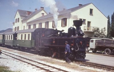 Die U44 steht in Weiz mit einem Zug nach Birkfeld. Es war mein erster Besuch in Weiz, Ende der 70er-Jahre.
Schlüsselwörter: U 44 , Feistritztalbahn