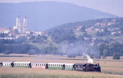 Am 31.8.1988 habe ich dann erstmals Landschaftsbilder gemacht. Natürlich hat auch mich das hübsche Panorama von Weizberg fasziniert. Die Kh 101 zog den Zug.
Schlüsselwörter: Kh 101 , Feistritztalbahn