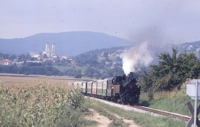 Am 31.8.1988 habe ich dann erstmals Landschaftsbilder gemacht. Natürlich hat auch mich das hübsche Panorama von Weizberg fasziniert. Die Kh 101 zog den Zug.
Schlüsselwörter: Kh 101 , Feistritztalbahn