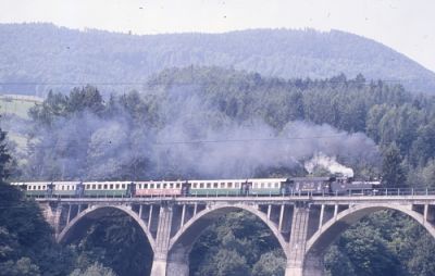 Zwei Jahre später, am 22.8.1990 hab ich an der gleichen Stelle fotografiert. Nur der Wagensatz ist etwas anders, die Lok ist nach wie vor die Kh 101.
Schlüsselwörter: Kh 101 , Feistritztalbahn