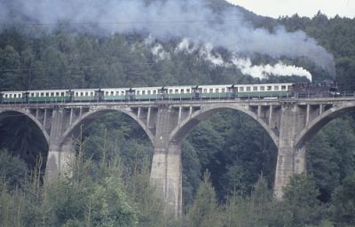 Zwei Jahre später, am 22.8.1990 hab ich an der gleichen Stelle fotografiert. Nur der Wagensatz ist etwas anders, die Lok ist nach wie vor die Kh 101.
Schlüsselwörter: Kh 101 , Feistritztalbahn