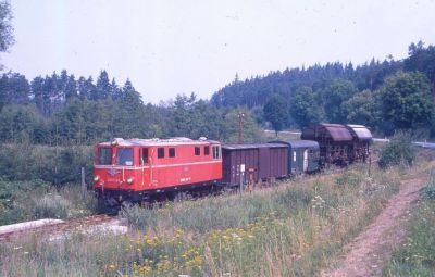 Güterzug bei Schönau
Am 8.8.1986 hab ich die Strecke zum letzten Mal besucht. 2095.07 noch mit Metallziffern führt einen Güterzug bei Schönau.

Schlüsselwörter: 2095 , Waldviertel , Rollwagen , Güterzug