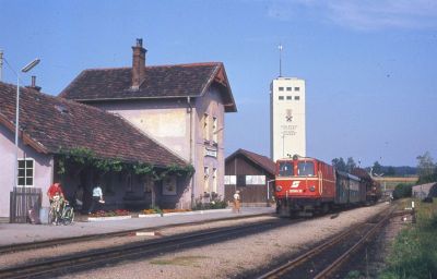 Am 25.8.1985 war ich wieder in Litschau. Diesmal war die 2095.12 vorgespannt, der Zug 71435 war länger und hate auch Güterwagen dabei.
Schlüsselwörter: 2095 , Waldviertel , Rollwagen , Güterzug