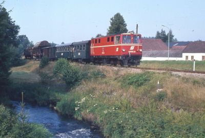 2095.12 bei Gopprechts
Am 25.8.1985 war ich wieder im Waldviertel. Diesmal war die 2095.12 vorgespannt, der Zug 71435 war länger und hatte auch Güterwagen dabei.

Aufgenommen wurde der Zug bei Gopprechts.
Schlüsselwörter: 2095 , Waldviertel , Rollwagen , Güterzug