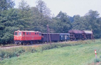 Güterzug bei Schönau
Am 8.8.1986 hab ich die Strecke zum letzten Mal besucht. 2095.07 noch mit Metallziffern führt einen Güterzug bei Schönau.

Schlüsselwörter: 2095 , Waldviertel , Rollwagen , Güterzug