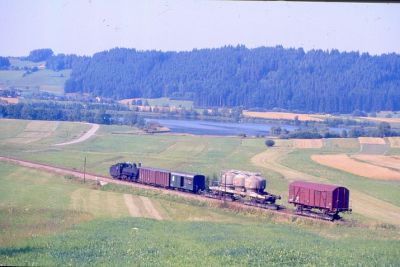 Güterzüge verkehrten aber noch oft mit Dampfloks, wie am 7.8.1986 mit einer 399er.
Schlüsselwörter: 399 , Mh , Waldviertel , Rollwagen