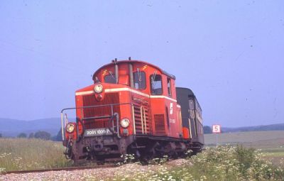 Eher selten verirrte sich damals eine 2091er auf die Südstrecke.
Am 13.6.1990 führte die 009 den Zug 6363 nach Groß Gerungs, aufgenommen bei Alt Weitra.

Schlüsselwörter: 2091 , Waldviertel , Alt Weitra