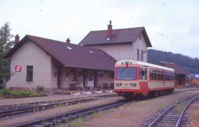 Am 11.6.1990 ist der 5090.005 mit dem Zug 6368 in Groß Gerungs abfahrbereit.
Schlüsselwörter: 5090 , Waldviertel , Groß Gerungs