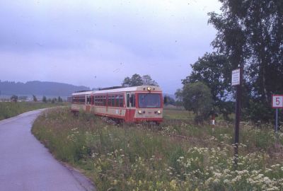 Auch Doppelgarnituren gab es.
Am 11.6.1990 sind 5090.004 und 005 von Groß Gerungs kommend als Zug 6368 unterwegs nach Gmünd. Wie üblich nahe Weitra fotografiert. 
Schlüsselwörter: 5090 , Doppel , Waldviertel , Weitra