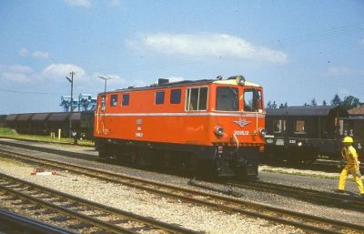 Die 2095.12 hatte sowohl die Metallziffern und den ÖBB-Adler also auch noch die Metall-Zierleiste.
Schlüsselwörter: 2095 , Waldviertel , Gmünd