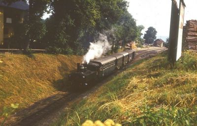 Der Dampfzug dürfte aber schon ein Sonderzug gewesen sein. Leider erinnere ich mich nicht daran. Die Lokomotive war die 298.207.
Schlüsselwörter: 298 , 207 , Waldviertel , Weitra