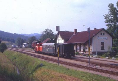 Am 13.6.1990 gelang das Bild vom Bahnhof Steinbach-Groß Pertholz mit dem Zug 6363 nach Groß Gerungs und der 2091.009.
Schlüsselwörter: 2091 , Waldviertel , Gmp , Steinbach , Groß Pertholz