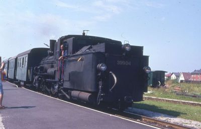 Die 399.04 bespannte am 24.8.1985 den Zug 6366 (Groß Gerungs-Gmünd). 
Schlüsselwörter: 399 , 04 , Mh , Waldviertel , Gmünd