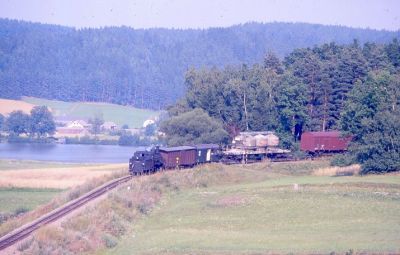 Güterzüge verkehrten aber noch oft mit Dampfloks, wie am 7.8.1986 mit einer 399er.
Schlüsselwörter: M