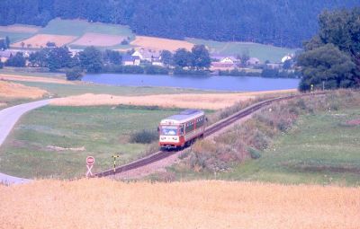 Zug 6398 von Weitra zurück nach Gmünd zwischen den Teichen von Alt Weitra am 7.8.1986.
Schlüsselwörter: 5090 , Waldviertel , Alt Weitra