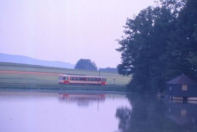 Die Umgebung von Altweitra ist sehr fotogen. Hier ein 5090 als Zug 6391 nach Weitra zwischen den Teichen am 8.8.1986.
Schlüsselwörter: 5090 , Waldviertel , Alt Weitra