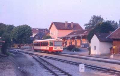 Am 8.8.1986 waren schon die 5090er im Einsatz. Zug 6397 (Gmünd-Weitra), aufgenommen in Weitra.
Schlüsselwörter: 5090 , Waldviertel , Alt Weitra