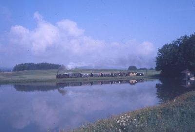 Dampf-Sonderzüge gab es natürlich auch noch.
Zug 6381 nach Groß Gerungs am 9.8.1986 bei Alt Weitra.
Schlüsselwörter: Waldviertel , Alt Weitra