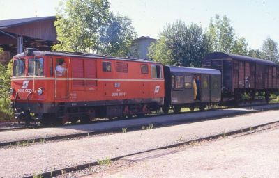 Mein letzter Besuch in Gmünd war am 7.8.1993. 2095.007 ist mit einem Rollwagen im Verschub tätig.
Schlüsselwörter: 2095 , Waldviertel , Rollwagen