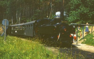 Ich bin auch selbst mit einem Dampfsonderzug nach Groß Gerungs gefahren. In Bruderndorf war ein längerer Aufenthalt zum Wasserfassen, den ich zum Fotografieren nutzen konnte.
Schlüsselwörter: 298 , 207 , Waldviertel , Bruderndorf