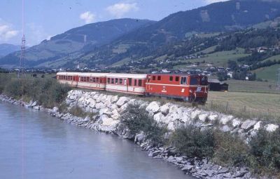 Bei Uttendorf entstand am 11.8.1986 diese Aufnahme mit der 2095.002 und R 5089 nach Zell am See.
Schlüsselwörter: Pinzgaubahn , 2095 , 02 , Uttendorf