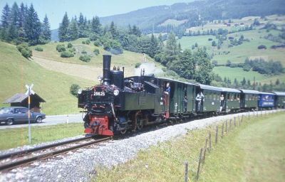 298.25 erreicht in Kürze den Endbahnhof der Pinzgaubahn, Krimml.
Schlüsselwörter: Pinzgaubahn , 298 , 25 , Krimml