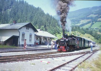 298.25 hat Krimml erreicht, die Reisenden verlassen den Zug in Richtung Krimmler Wasserfälle.
Schlüsselwörter: Pinzgaubahn , 298 , 25 , Krimml